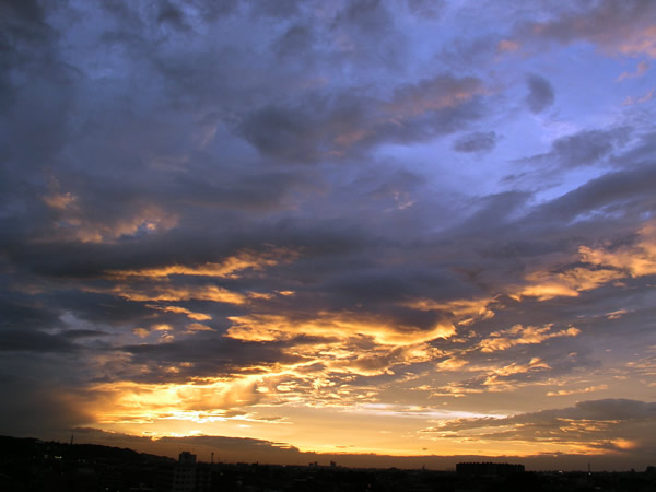 台風一過 黄金の夕焼け 無料写真素材