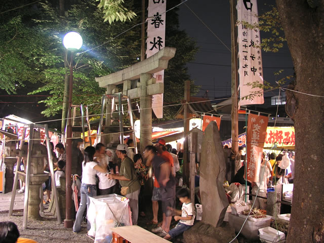 神社の夏祭りのフリー写真素材 無料画像