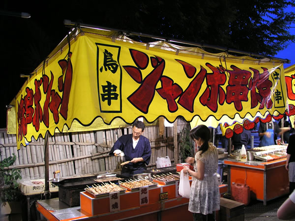 ジャンボ串焼の屋台 お祭りのフリー写真素材
