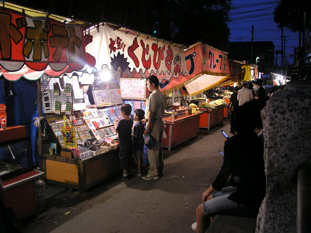 立ち並ぶ屋台 夏祭りのフリー写真素材 無料画像