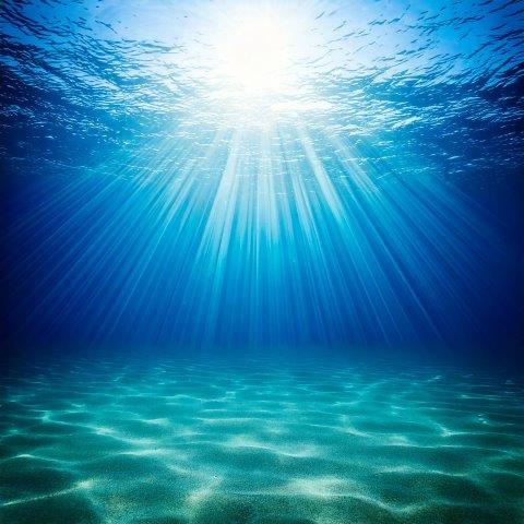光射す海底の背景
