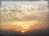 沈む太陽と雲のフリー写真素材　無料画像