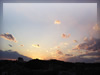 広い空と雲と夕陽の無料写真