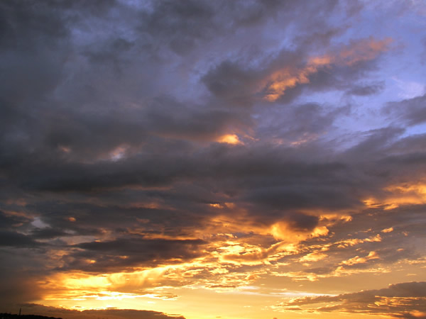 澄んだ夕焼け空のフリー写真素材 無料画像