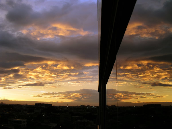 夕焼け雲と窓のフリー写真素材 無料画像