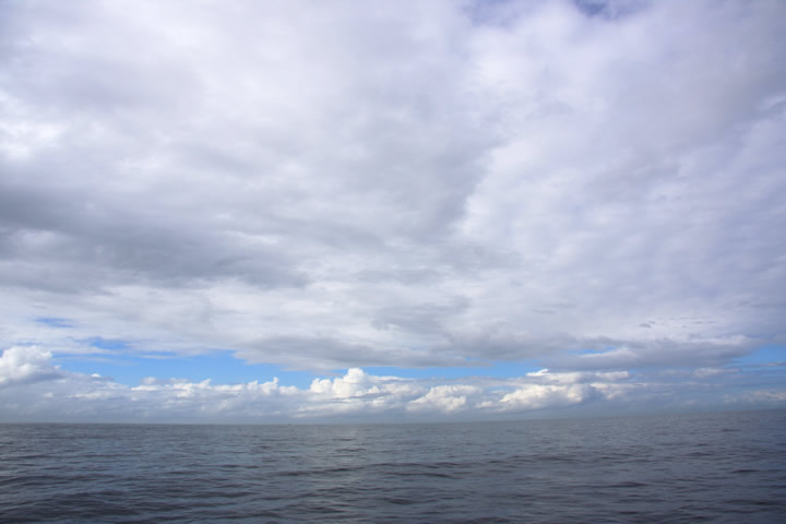 南太平洋と青空の帯