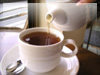 ティーカップに注ぐ紅茶の無料イメージ写真