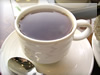 ティーカップになみなみと注がれた紅茶の無料イメージ