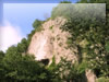 崖・岩のフリー写真素材　崖と緑