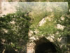 崖・岩のフリー写真素材　防空壕