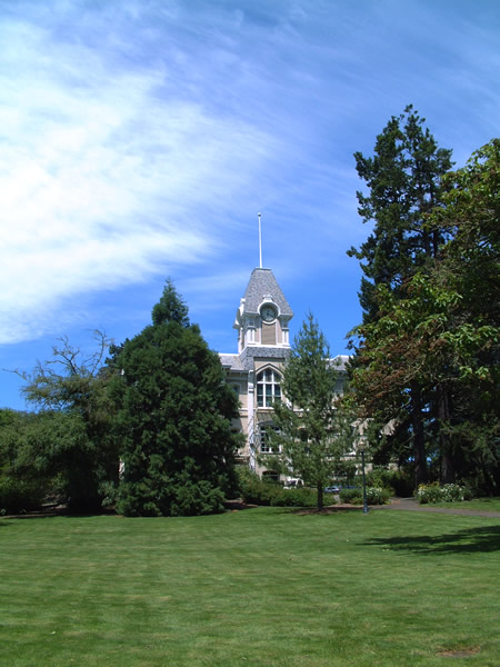 時計塔と庭（オレゴン州立大学内、Benton Hall）