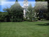 草地のフリー写真　時計塔と庭（オレゴン州立大学内、Benton Hall）
