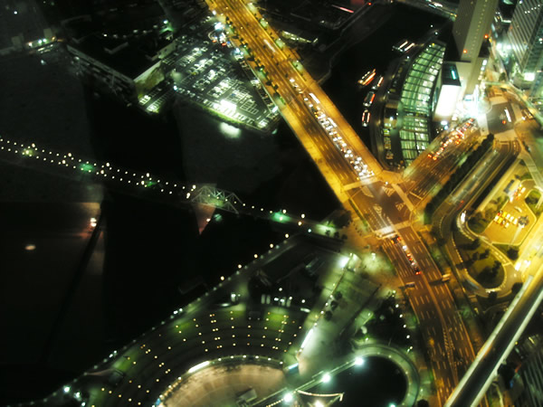 ランドマークタワー下　交差点の夜景