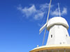 青空と白い風車のフリー写真素材