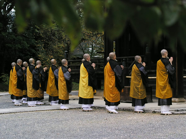 京都の修行僧御一行のフリー写真素材・無料画像