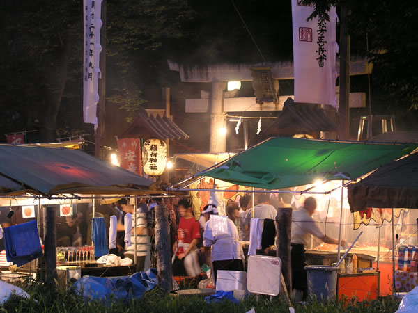 活気付く神社の境内 お祭りのフリー写真素材 無料画像