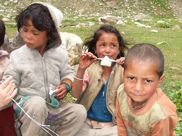 インド・ヒマラヤ　遊牧民の子供たちの無料写真素材