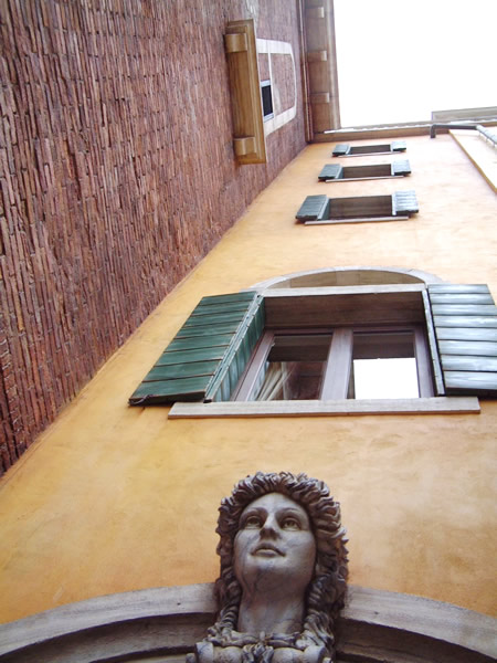 イタリア風建築物（ディズニーシー）のフリー写真素材・無料画像