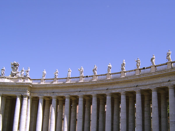 聖人の像（サンピエトロ大聖堂・バチカン）のフリー写真素材　無料画像