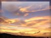 金色の雲が広がる夕焼空の無料画像