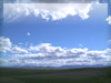 青空と草原のフリー写真