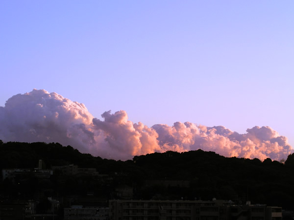 夕焼けに染まる入道雲のフリー写真素材