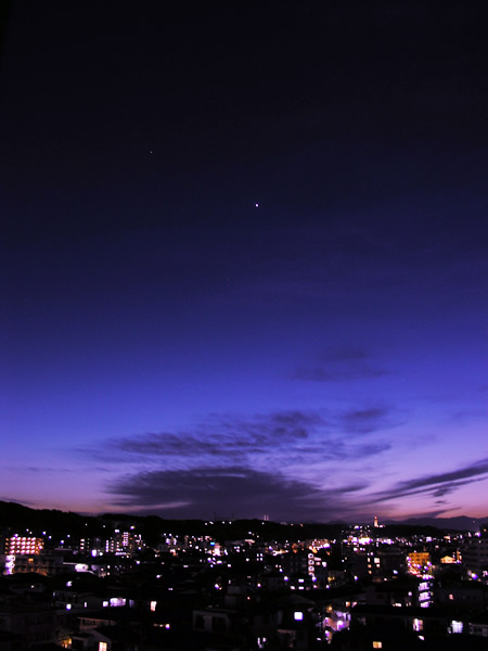 ブルーモーメントの町並と幻想的な夕刻の空
