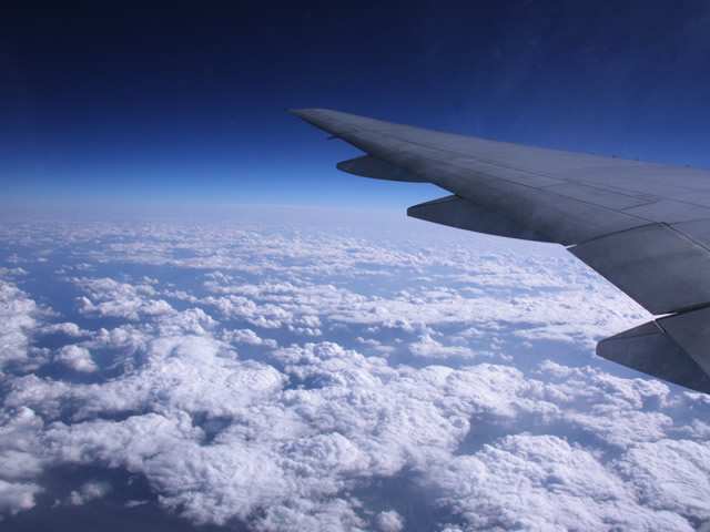 飛行機の翼と雲の海