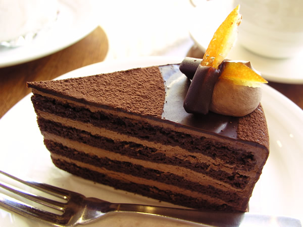 カフェでチョコレートケーキ オレンジのせ