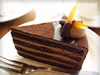 カフェでチョコレートケーキ（オレンジのせ）のフリー写真