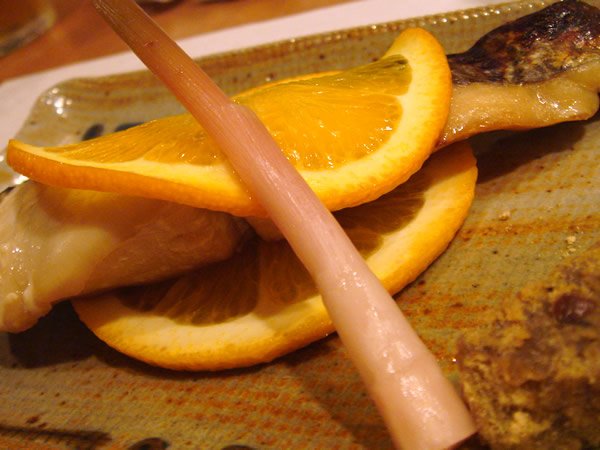 焼き魚のオレンジ挟みのフリー写真素材　無料画像
