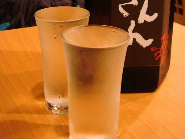 グラスに注がれた冷酒（日本酒）のフリー写真素材・無料画像