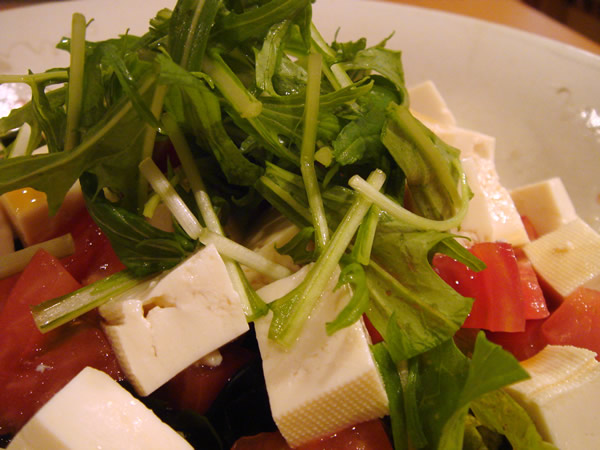 豆腐とトマトと水菜のサラダのフリー写真素材　無料画像