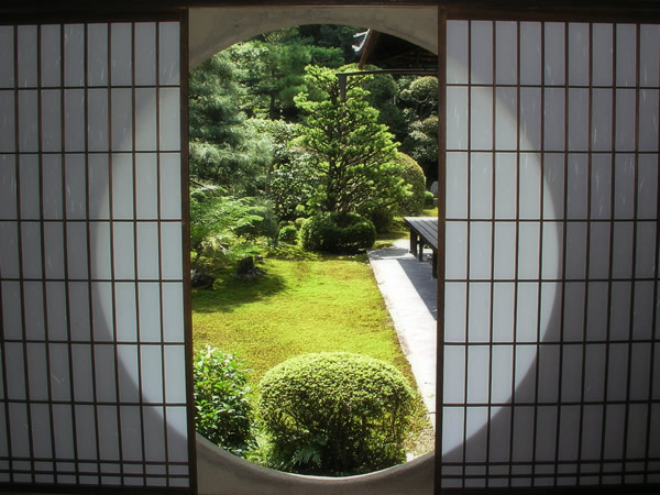 障子越しの日本庭園
