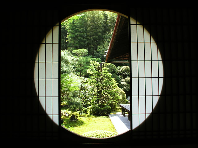 東福寺芬陀院　茶室の丸窓