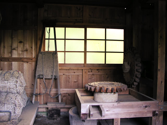 水車小屋の内部構造と古民具
