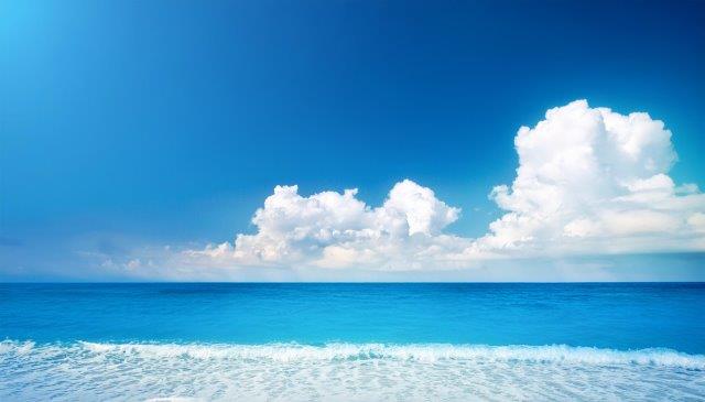 絵はがきに使えそうな夏空と青い海の写真素材